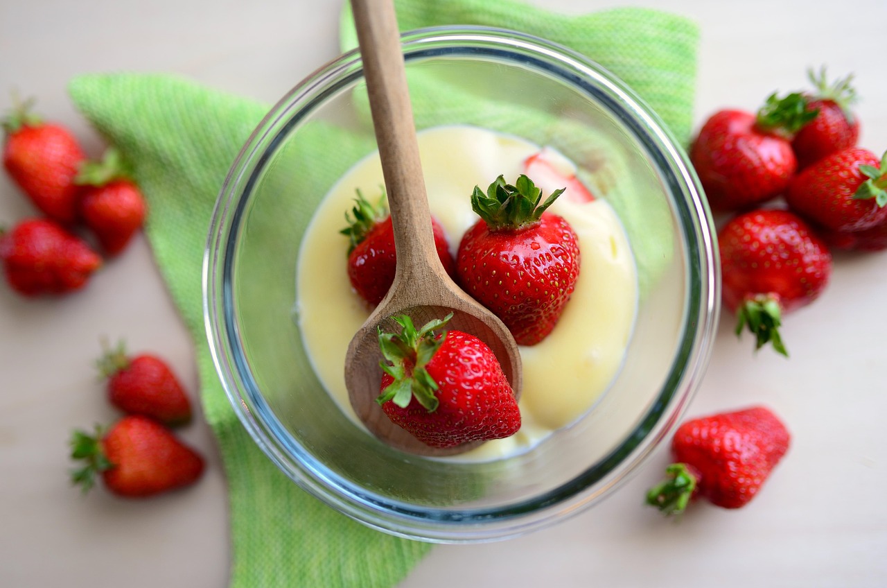 Porções individuais de arroz doce cremoso em taças de vidro