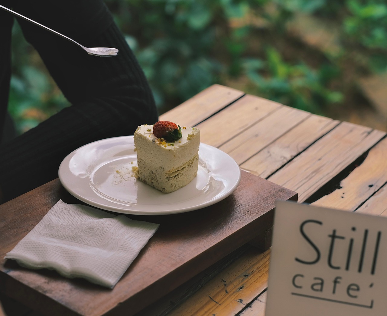 Fatia de bolo cremoso servida com café