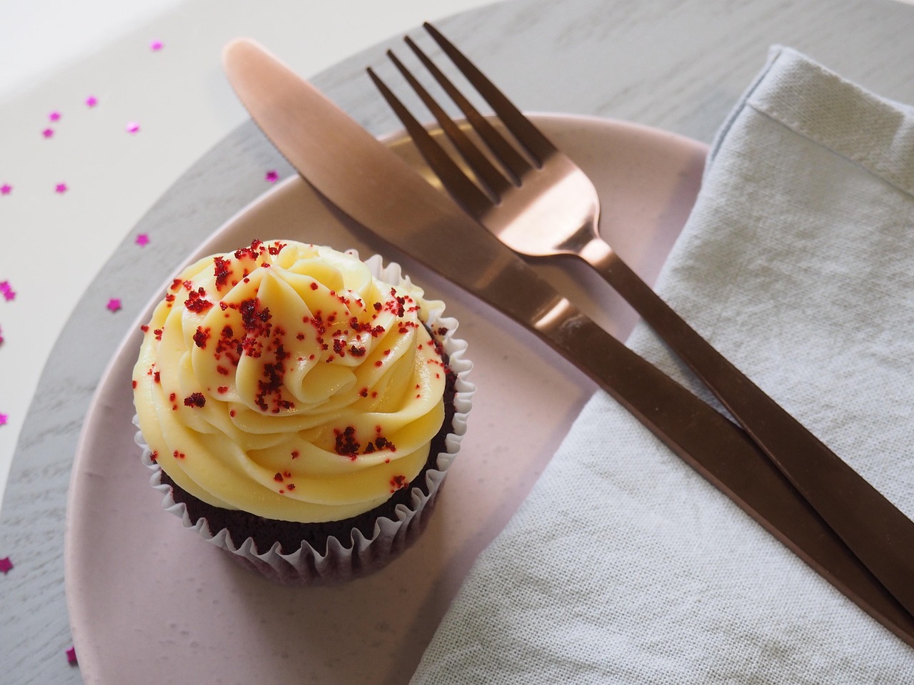 Mesa de doces de festa infantil com brigadeiros e cupcakes