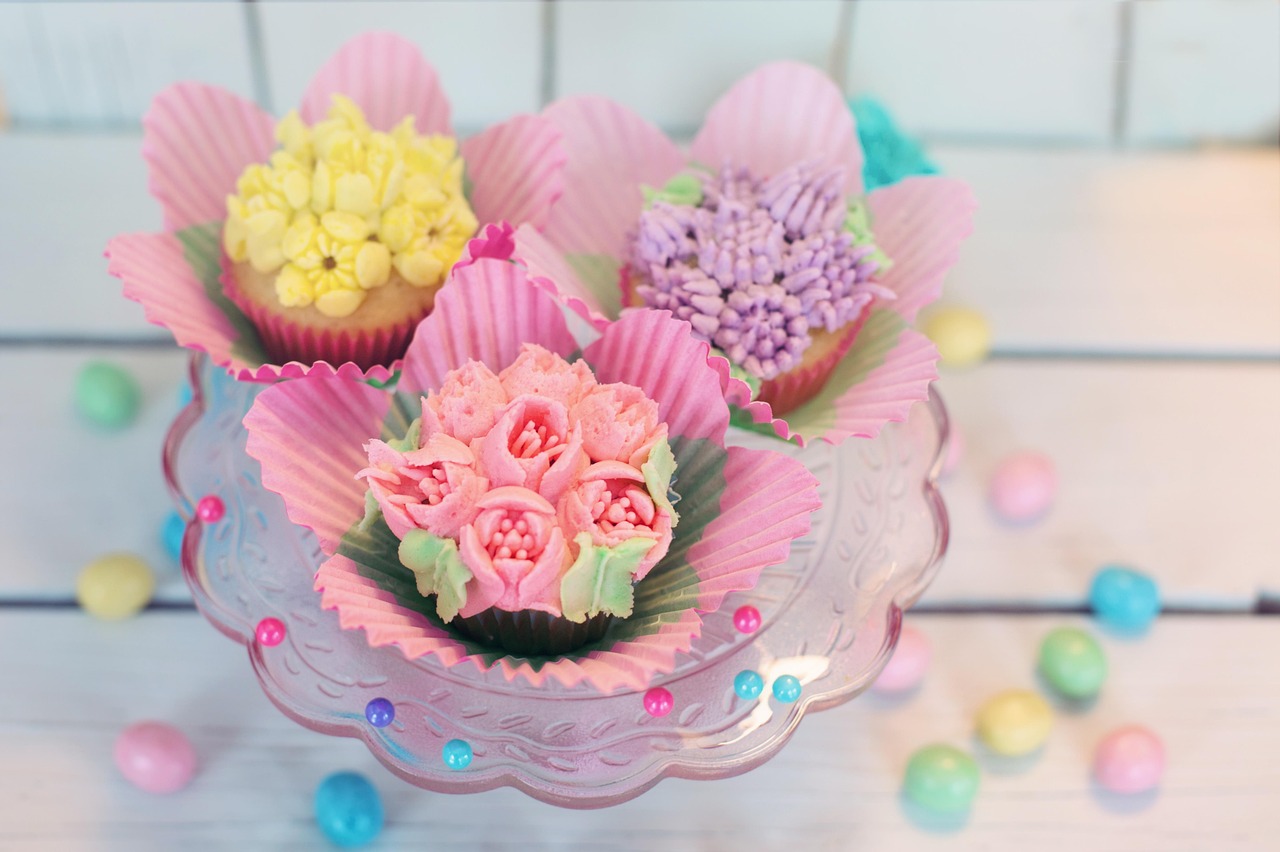 Cupcakes com cobertura de buttercream em formato de flor