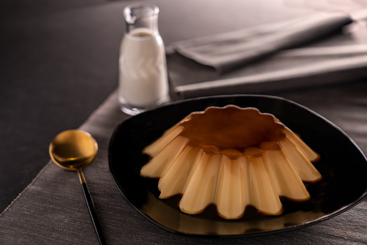 Pudim de leite condensado desenformado em prato, com calda de caramelo brilhante