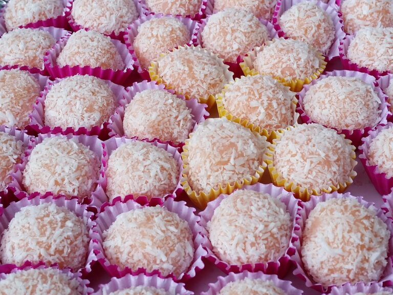 Docinhos de coco enrolados, base do recheio da bala baiana