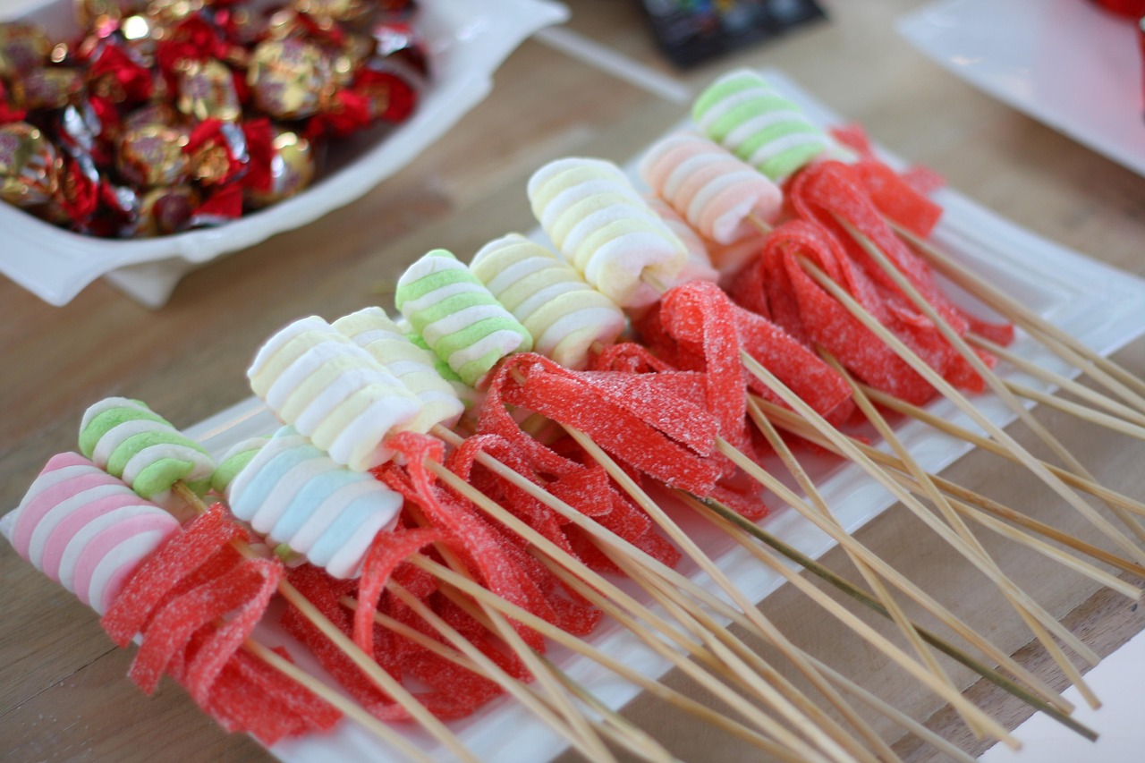 Mesa de docinhos coloridos para festa