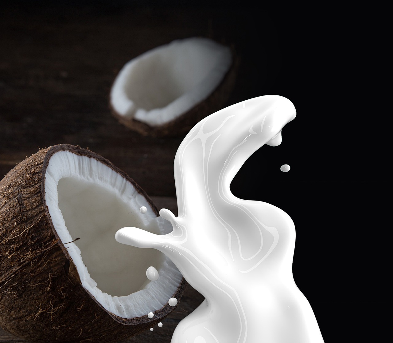 Quadrados de bolo de coco recebendo a calda cremosa quente