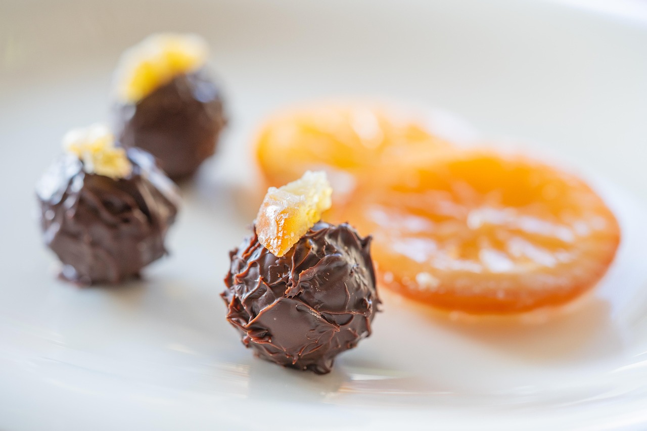 Variedade de brigadeiros gourmet com coberturas e sabores diferentes