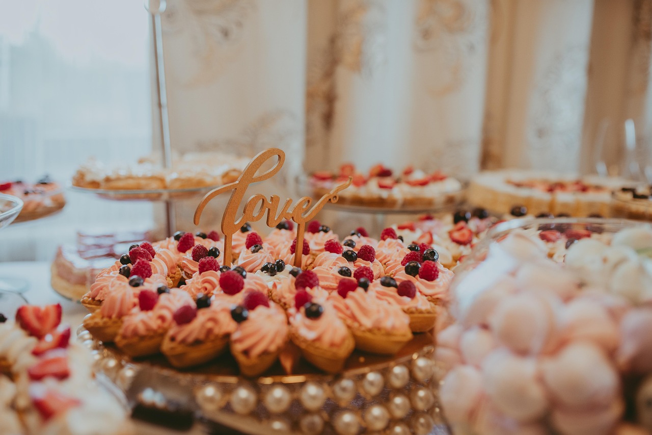 Mesa de doces de casamento decorada com bandejas de brigadeiros