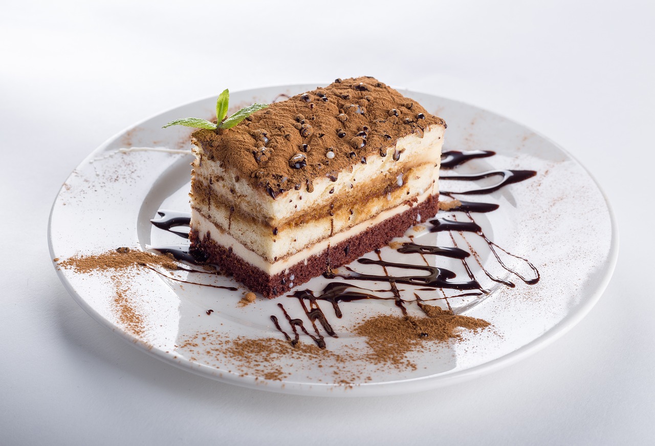 Bolo de pote de chocolate simulando floresta pré-histórica