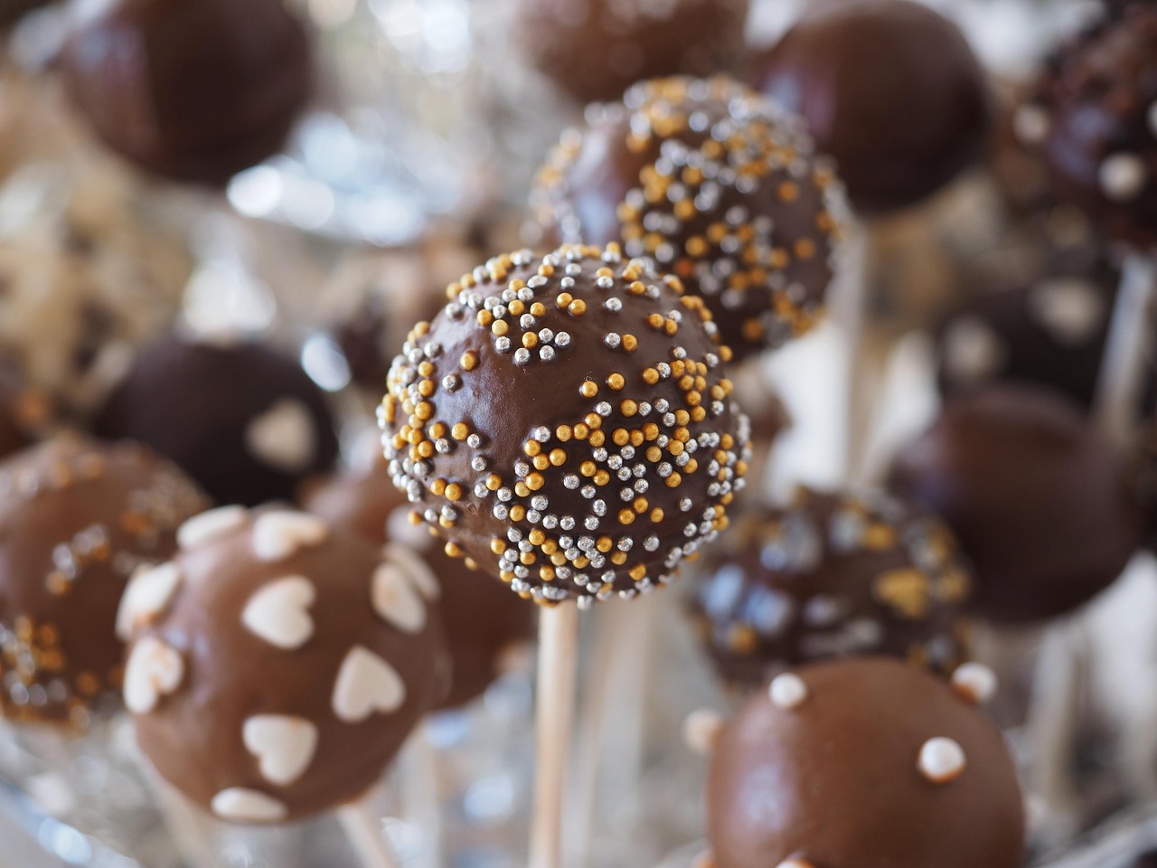 Cake pops de chocolate decorados, ideais para personalizar com moldes temáticos de dinossauro