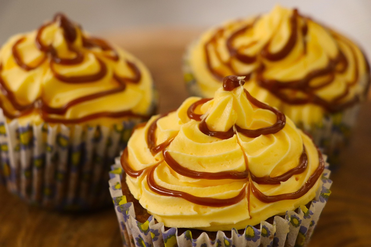 Cupcake com calda de caramelo escorrendo, efeito usado para simular o vulcão nos doces temáticos