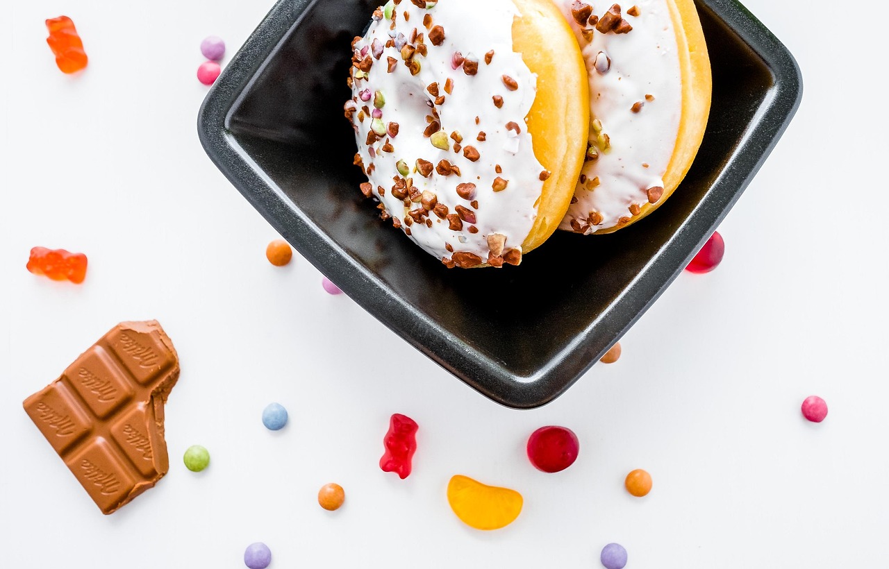 Espetinhos de marshmallow mergulhados em chocolate e granulado colorido