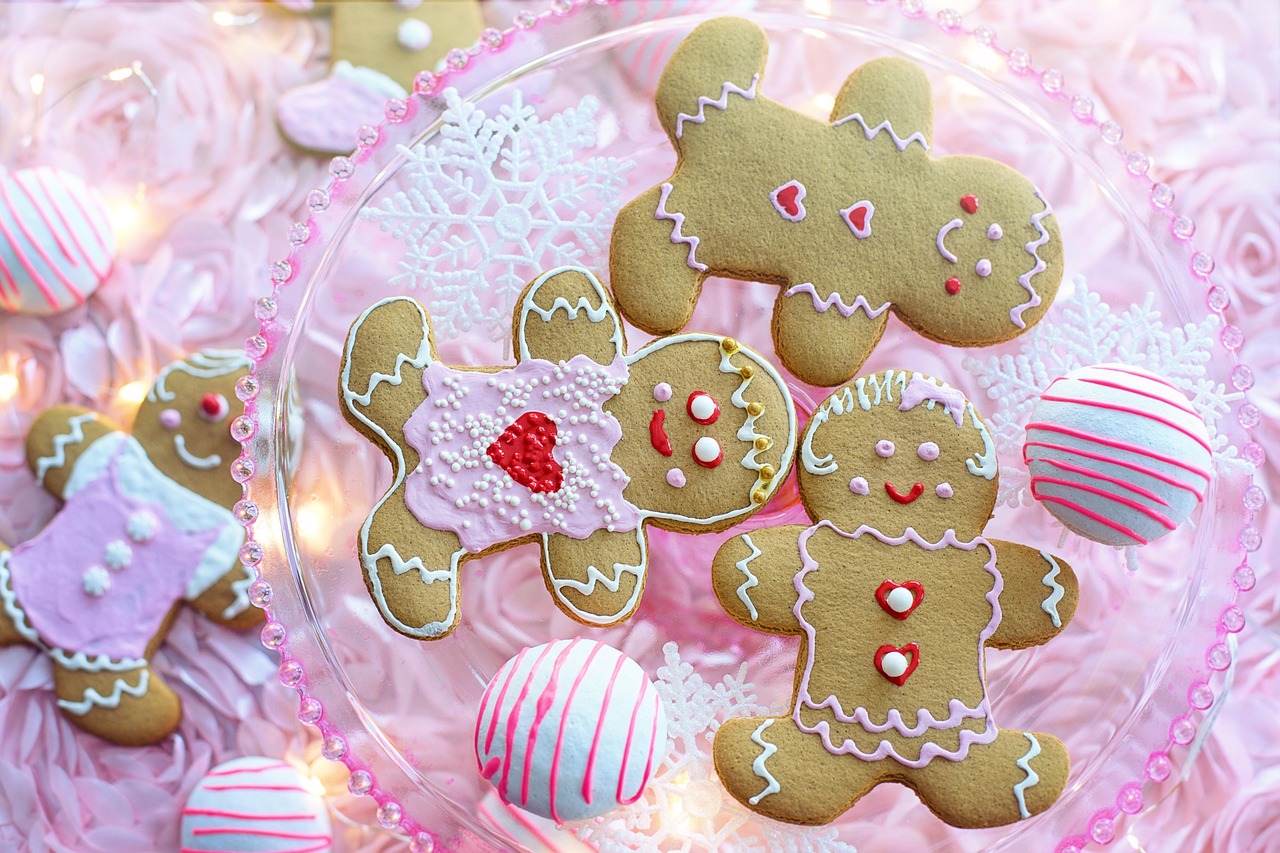 Biscoitos amanteigados decorados com glacê colorido