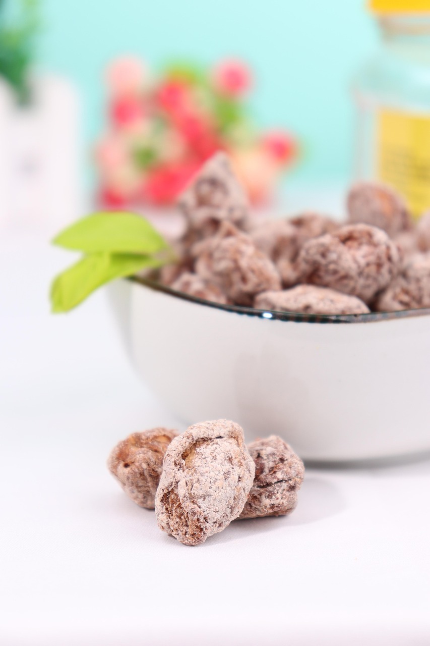 Ameixas secas abertas ao meio, prontas para receber o recheio de coco