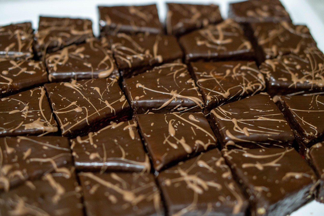 Palha italiana cortada em quadradinhos de chocolate, prontos para servir