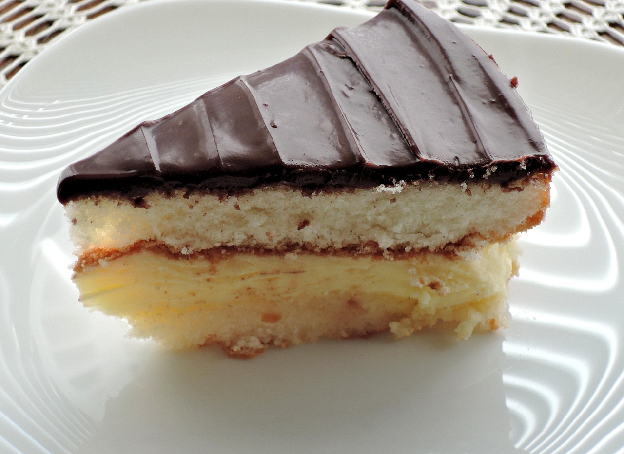 Pavê de chocolate finalizado com ganache e raspas de chocolate