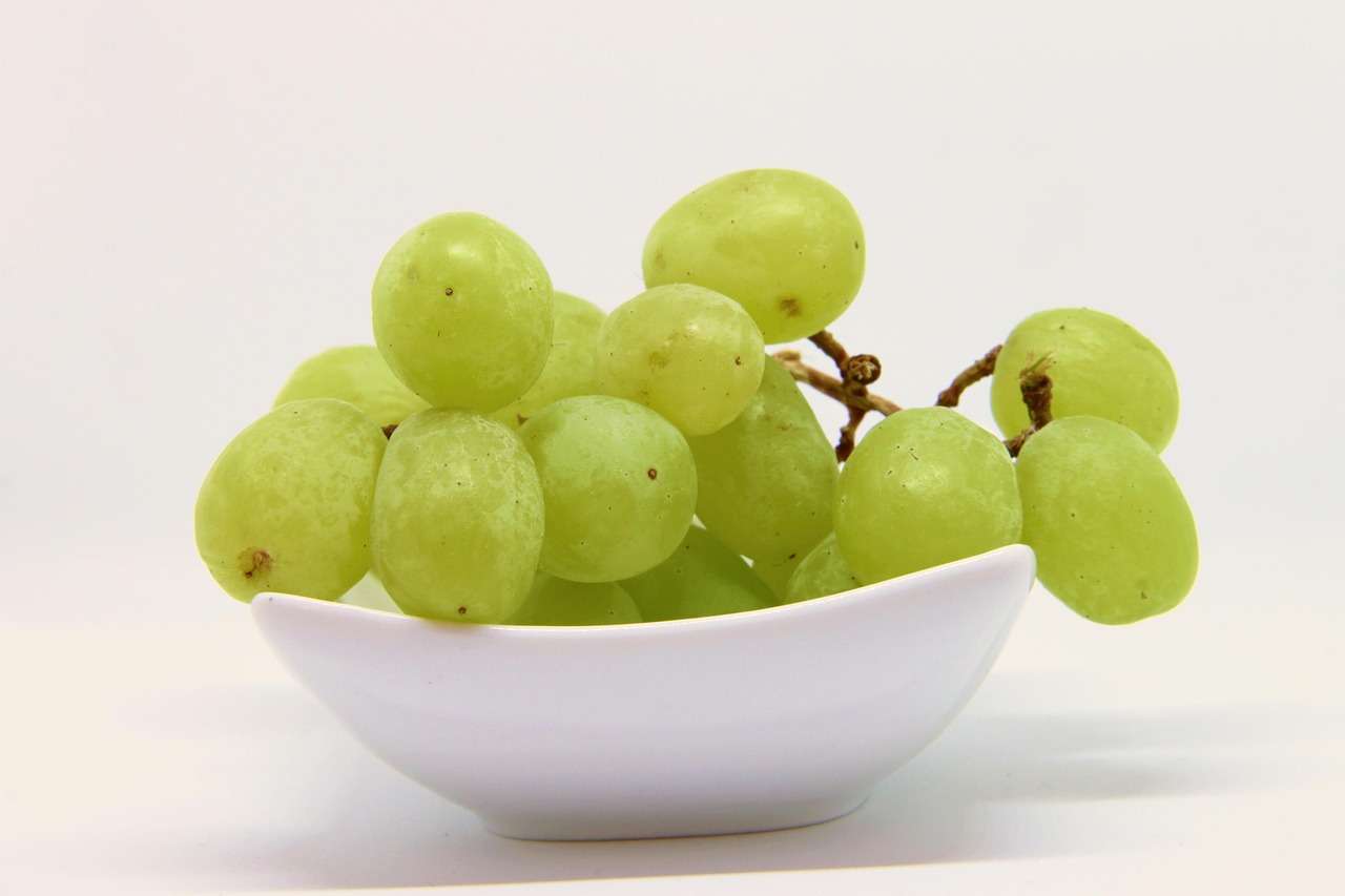 Uvas verdes lavadas e secas sobre papel toalha para rechear os docinhos