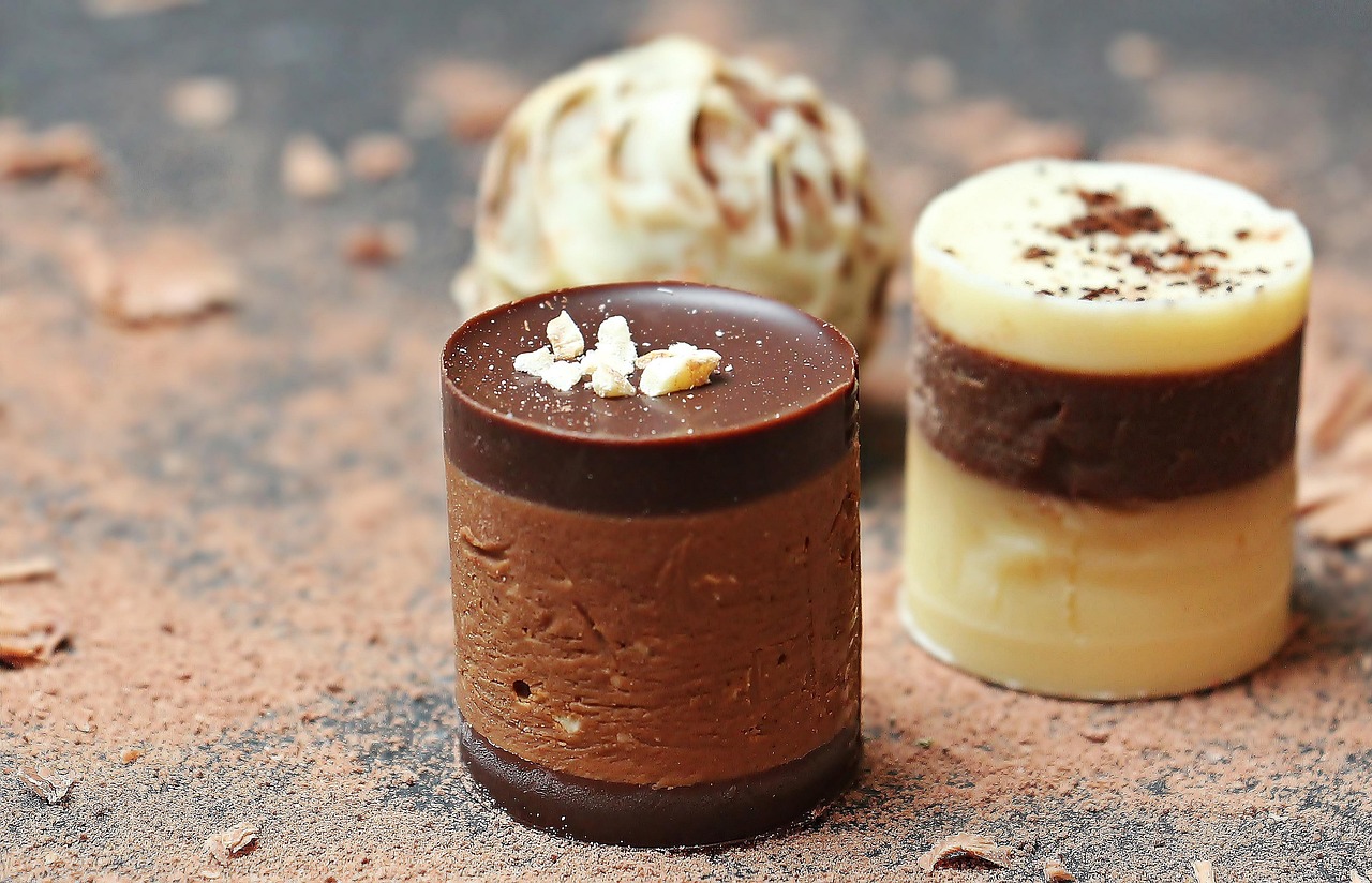 Bolinhas de brigadeiro branco enroladas, base clara do casadinho