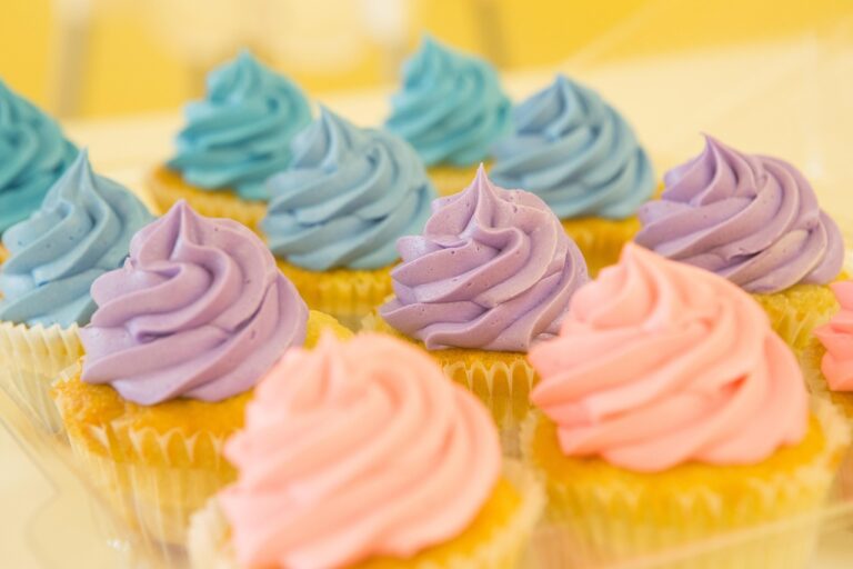 Cupcakes com cobertura em tons pastel de rosa, lilás e azul para festa de unicórnio