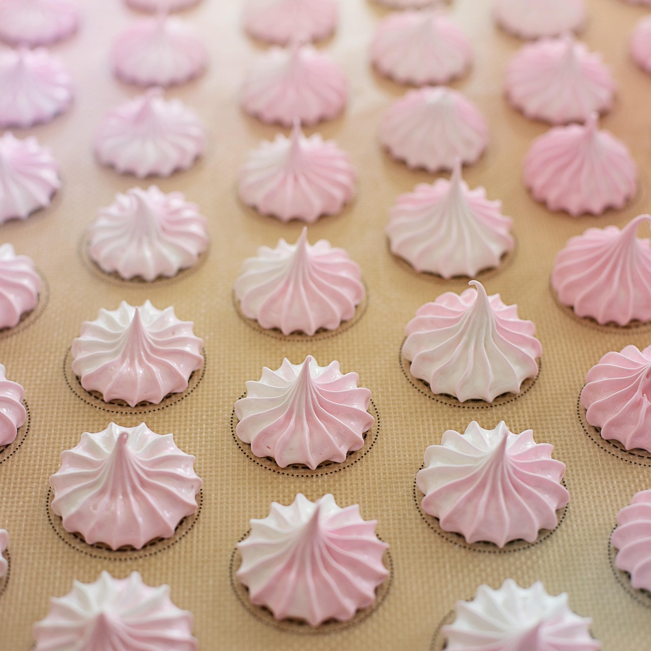Suspiros cor-de-rosa confeitados com bico pitanga