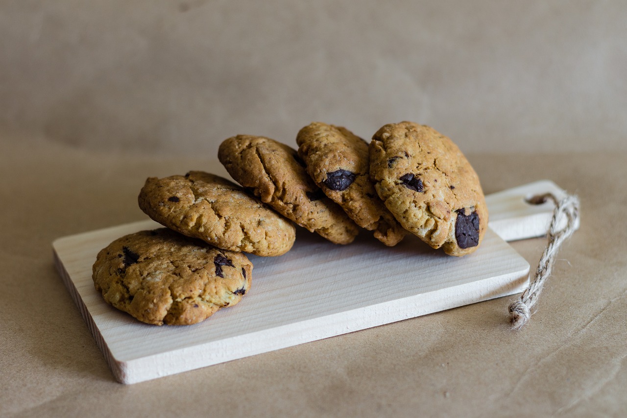 Biscoitos com cobertura de chocolate usados na lateral da torta holandesa