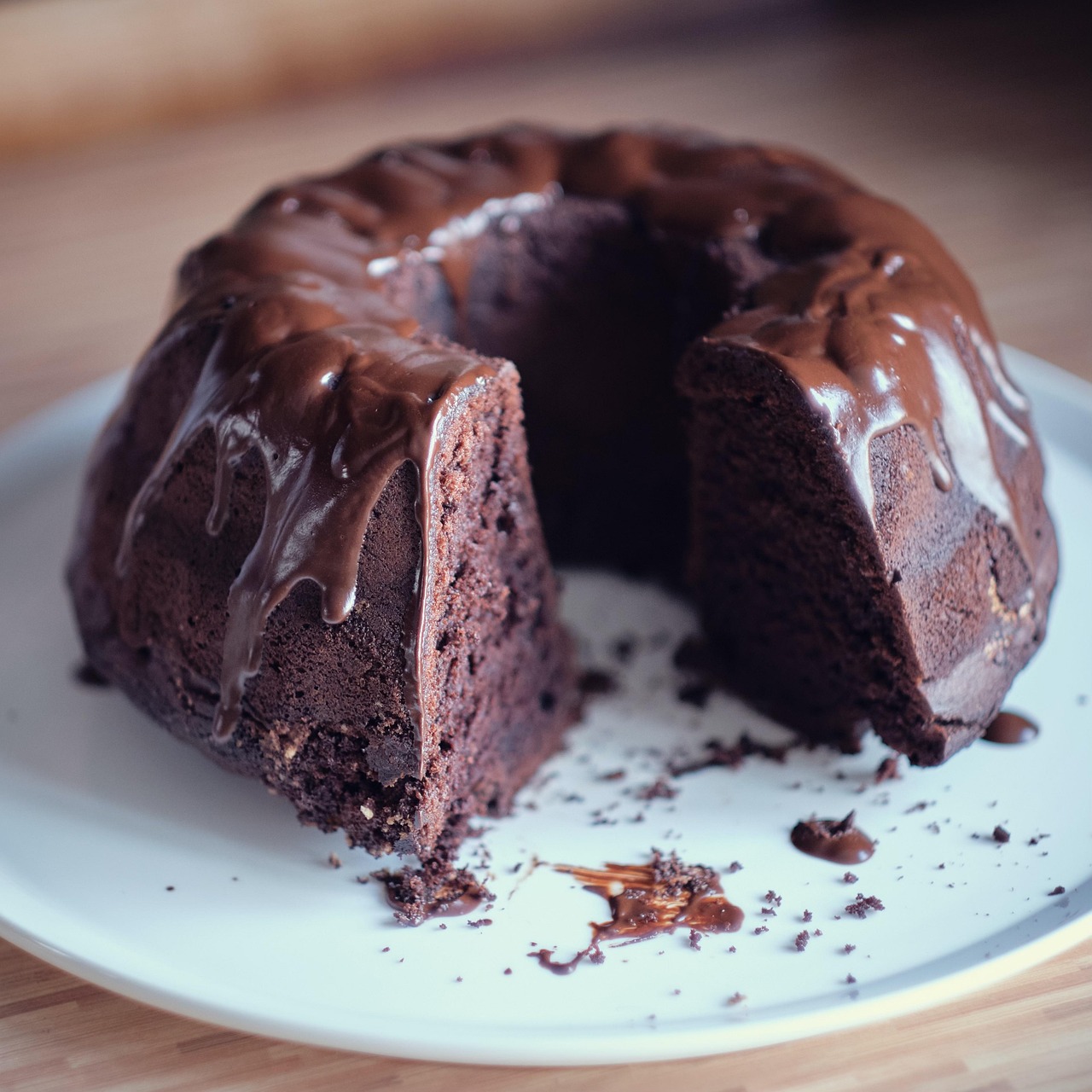 Ganache de chocolate brilhante cobrindo o topo da torta