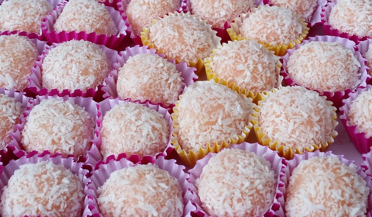 Docinhos de coco enrolados, base do recheio da bala baiana