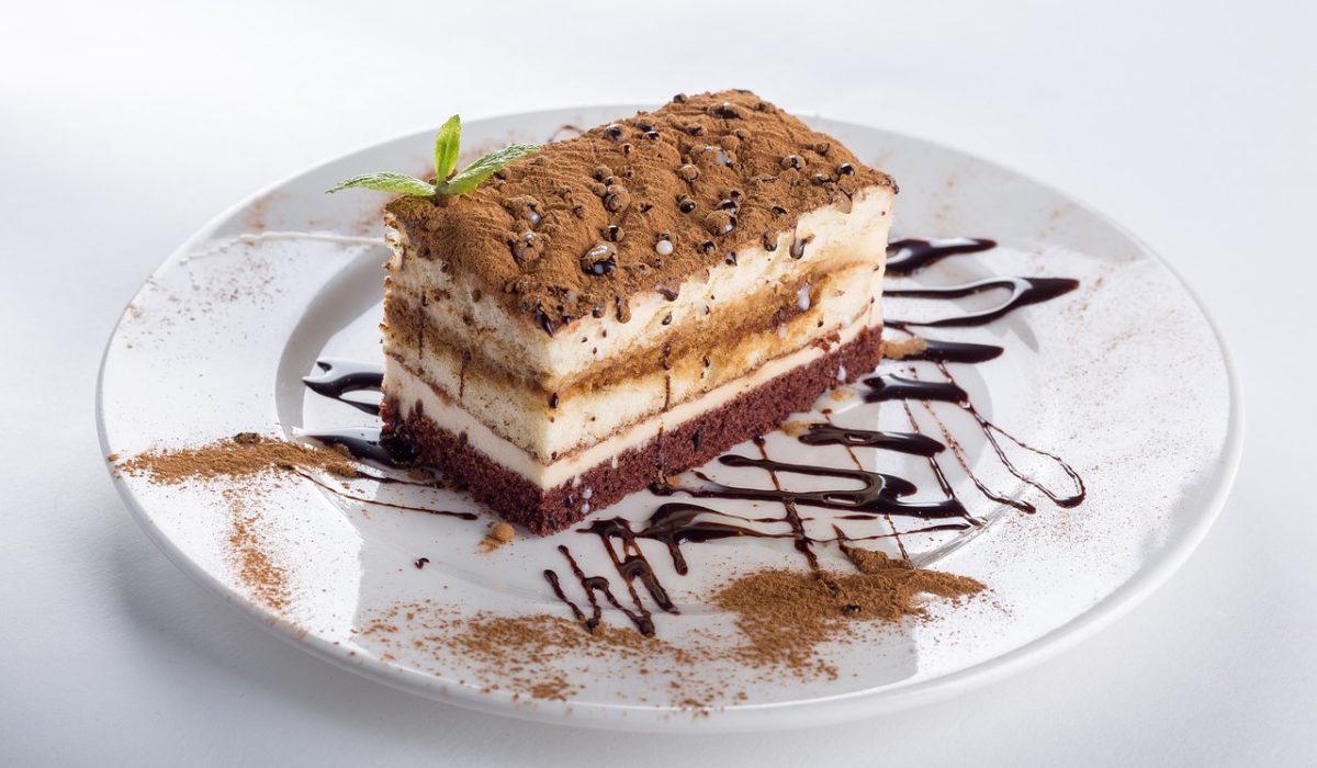 Bolo de pote de brigadeiro pronto em copo de vidro