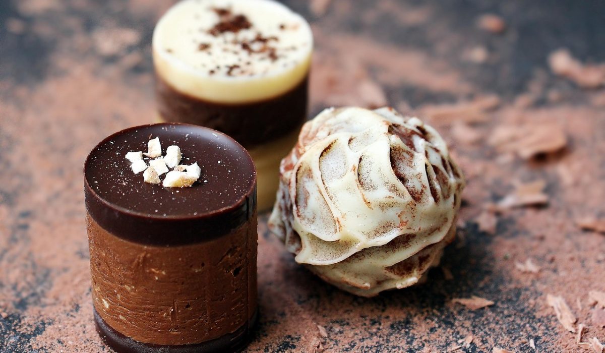 Brigadeiros gourmet de chocolate em forminhas na mesa de doces do casamento