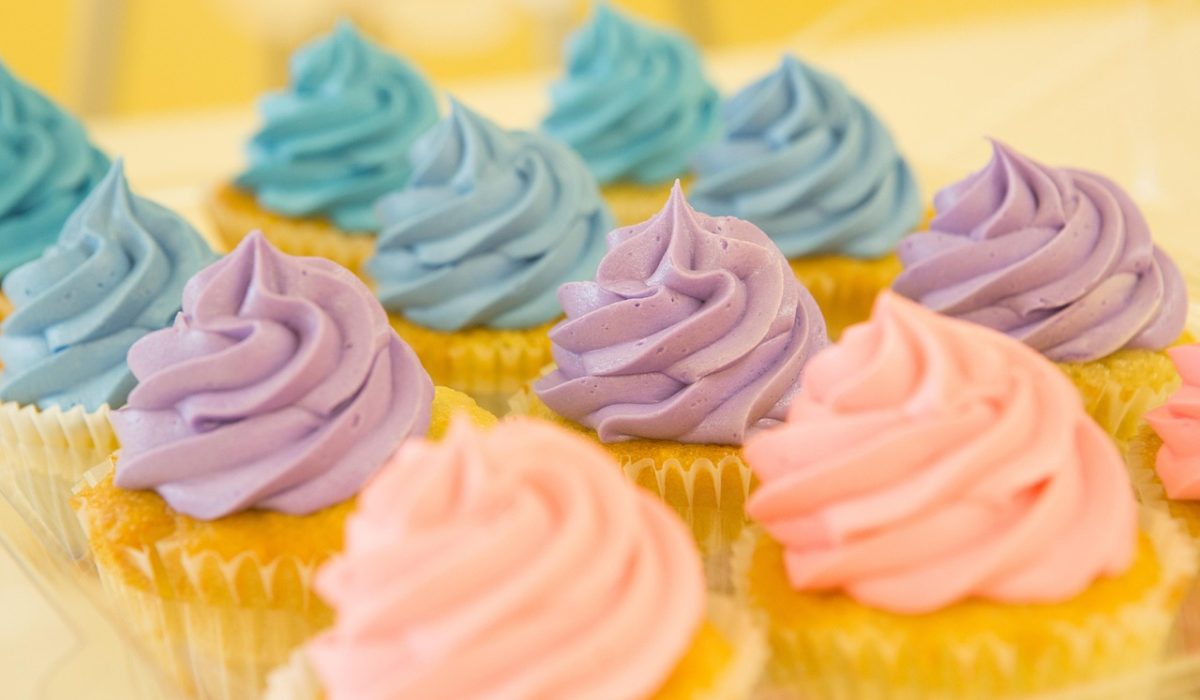 Mesa de doces em tons pastel para chá de bebê
