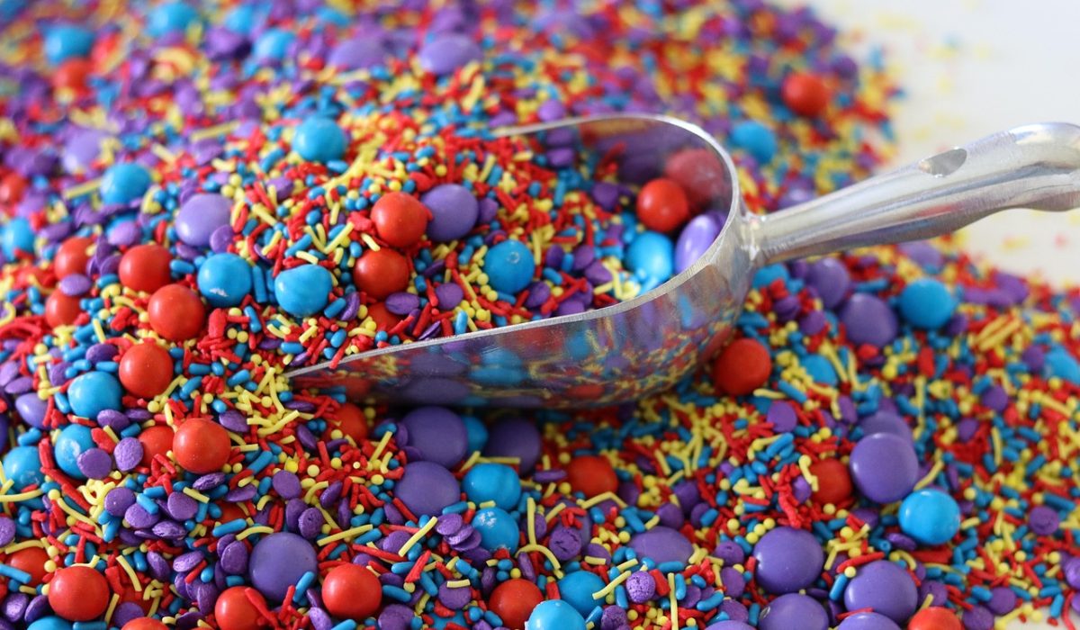 Mesa de doces coloridos para festa de Dia das Crianças