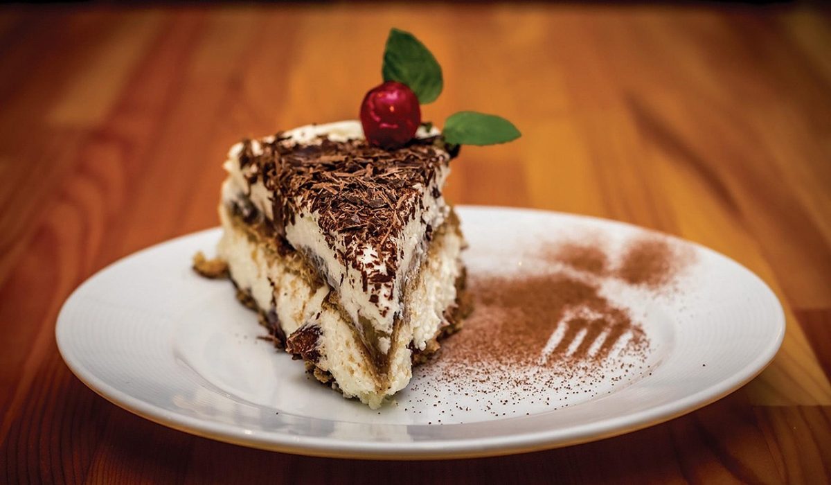 Pavê de chocolate cremoso em camadas servido em refratário de vidro
