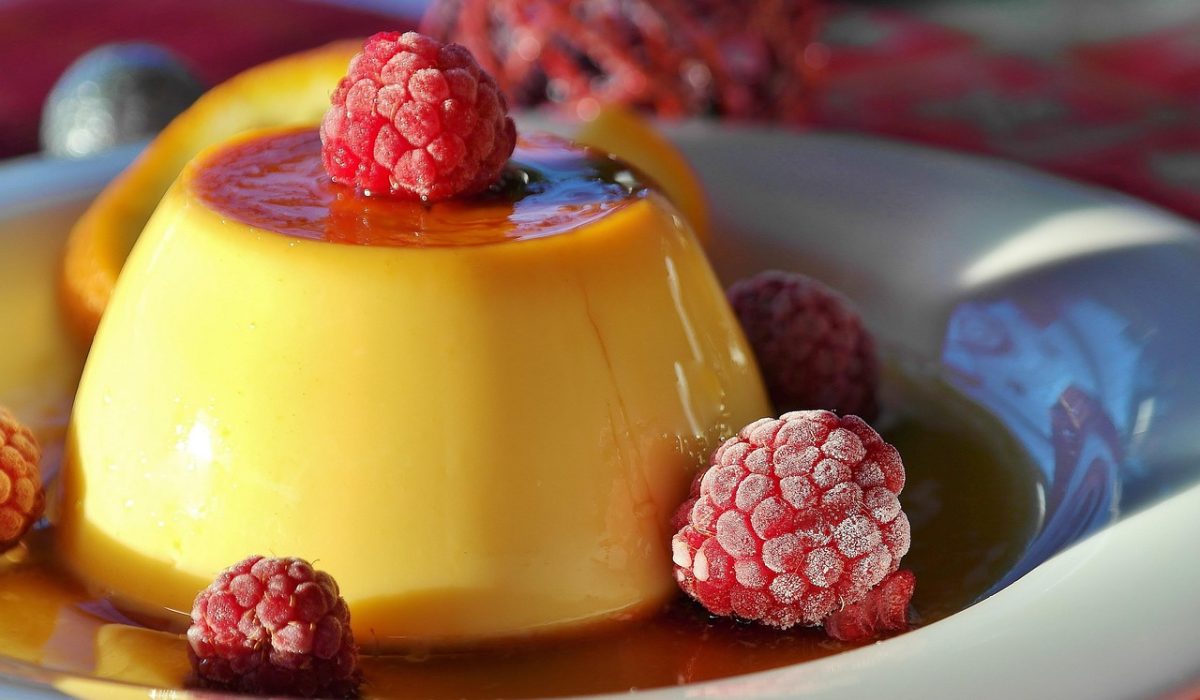 Pudim de leite condensado liso e brilhante, coberto de calda de caramelo