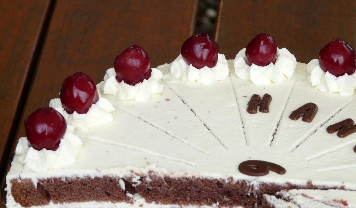 Fatia de torta holandesa caseira com creme branco, ganache de chocolate e biscoitos na lateral